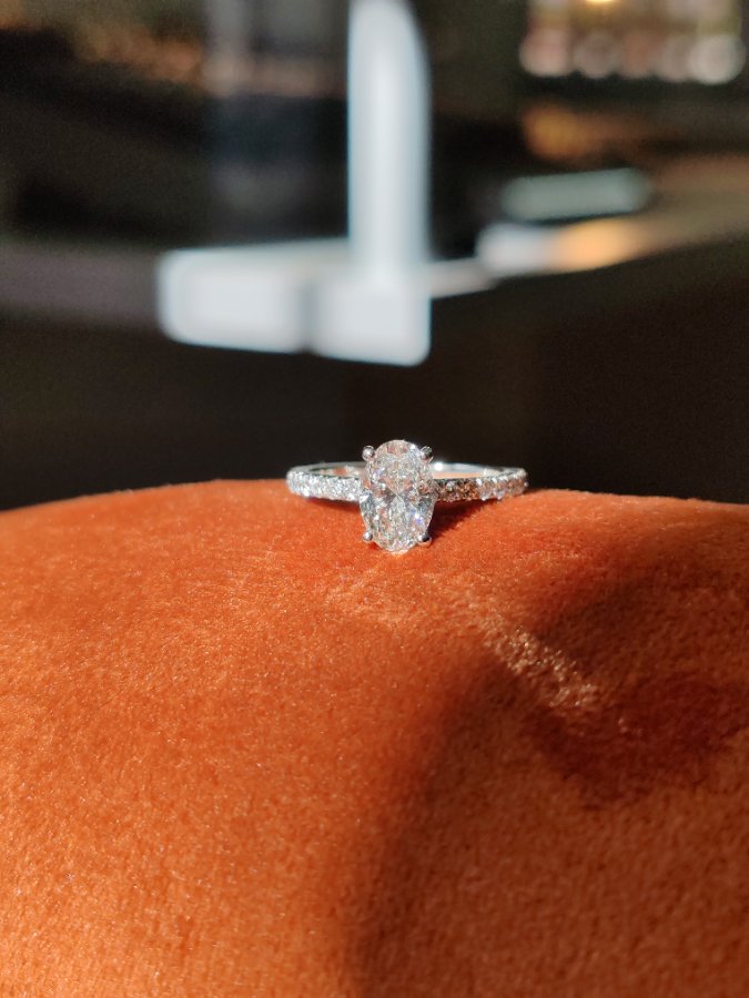 Oval diamond ring